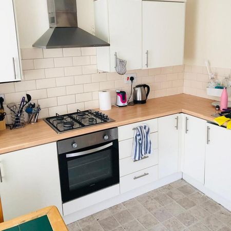 2 bedroom flat to rent - Photo 4