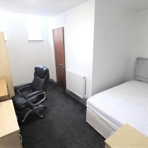 London Road, Newcastle-under-Lyme, ST5 - Photo 1