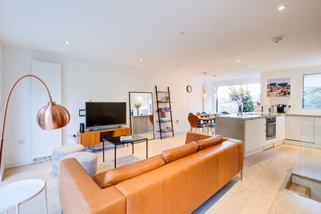 5 Bed Terraced House, Savona Close, SW19 - Photo 3