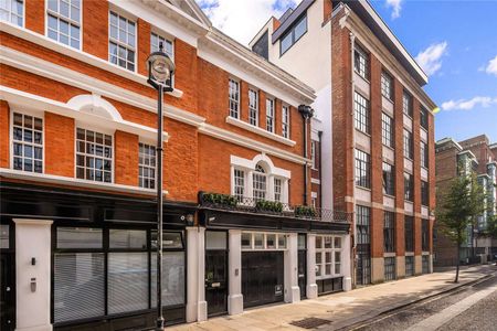 Remarkable 3 bedroom house, refurbished to an exceptional standard throughout. With 2 bathrooms, guest WC, balcony, reception room, stunning kitchen and garage. - Photo 5