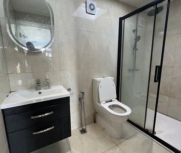 double room in two bedroom flat for two females- £800 - Photo 3