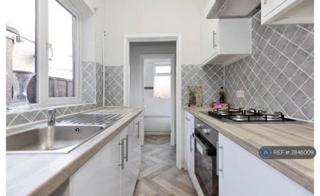 3 bedroom terraced house to rent - Photo 2