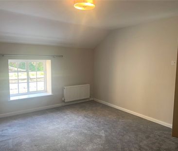 A very pretty, recently renovated, two bedroom Coach House set with... - Photo 2