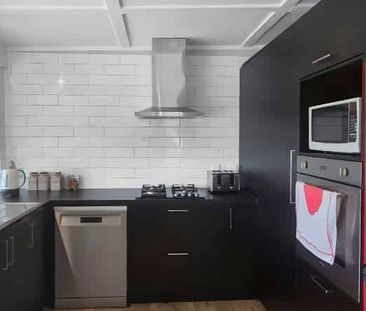 Sunny Two Bedroom Home in Omiha $690 p/w - Photo 4