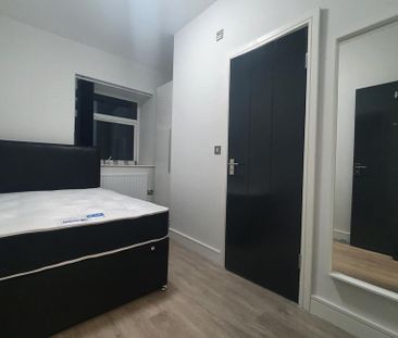 1 bedroom in a flat share to rent - Photo 3