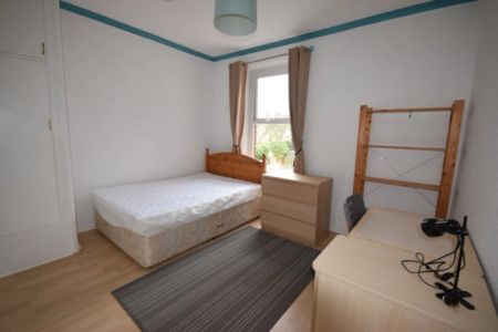 To Rent Bingham Road, Winton, Bournemouth, BH9 £2,600 pcm Tenancy Info - Photo 4