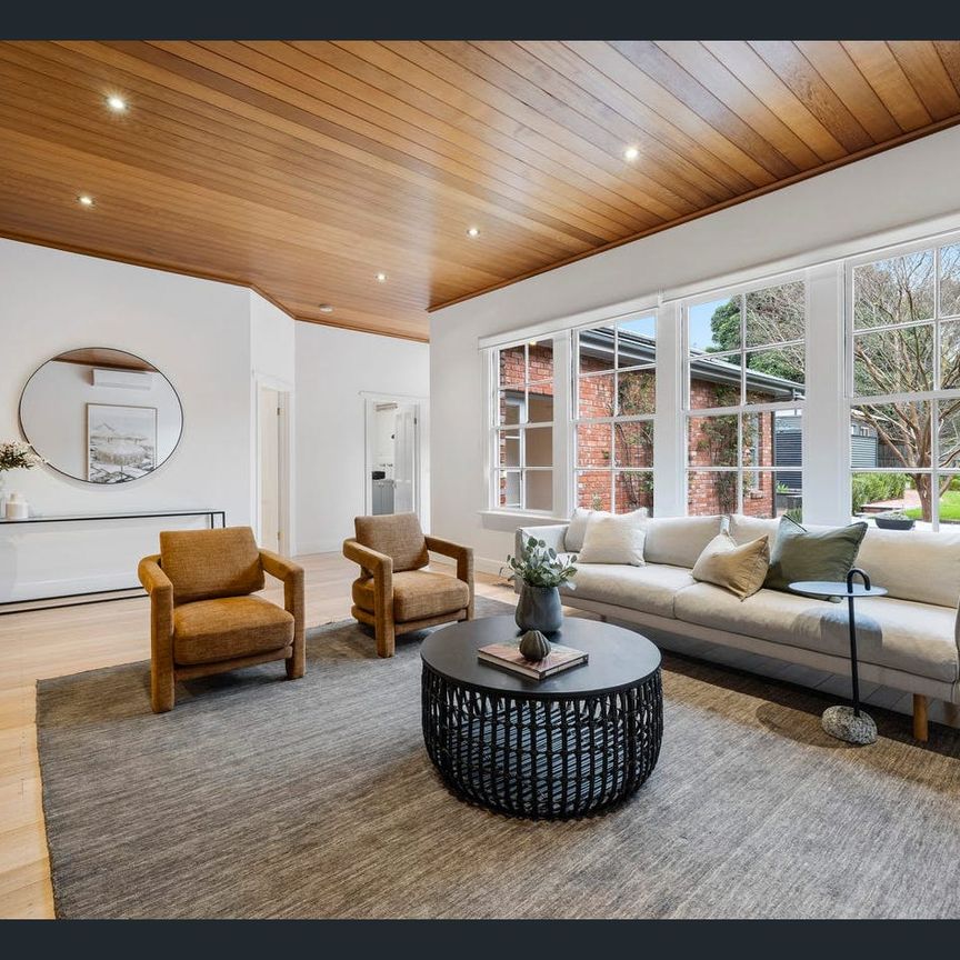 Extended Elegance in a Perfect Position - 4 bedroom family home with gardener - OWNER PLANS TO UPDATE THE KITCHEN - Photo 1