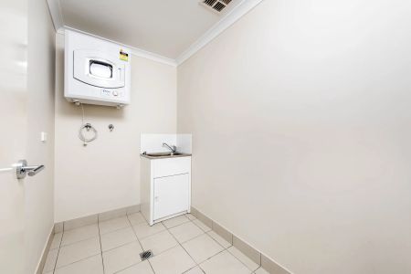 Single Level Townhouse with Lock up Garage - Photo 2