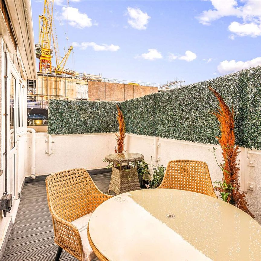 A beautifully presented three bedroom apartment with terrace. - Photo 1