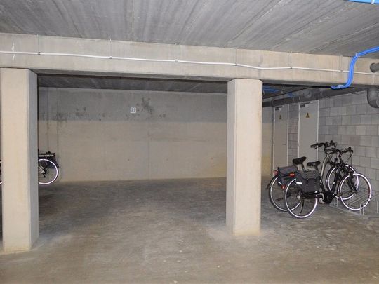 Gelijkvloers appartement met 2 slaapkamers, terras en garage - Photo 1