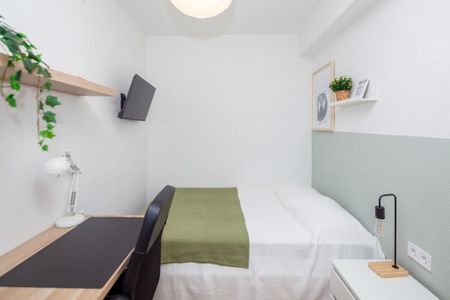 Carrer de la Pianista Empar Iturbi, Valencia, Valencian Community 46007 - Photo 2