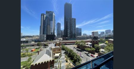 Beautiful 1 Bedroom Unit at Level 8! - Photo 2