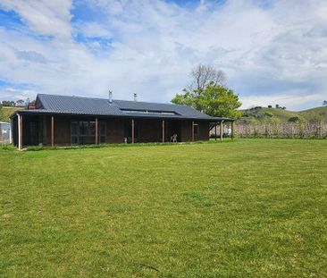 Large rural family home close to Taradale - Photo 4