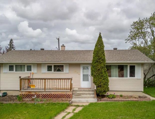 Charming 5-Bedroom Bungalow in Serene Meadowlark Neighborhood — 6 Bedrooms House - Photo 1