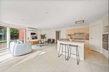 Beautiful Family Home in Quiet Court Location - Photo 4