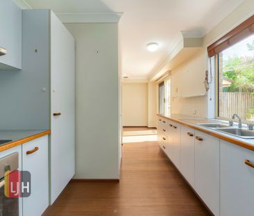 FULLY AIR CONDITIONED THREE-BEDROOM TOWNHOUSE WITH GREAT COURTYARD - Photo 2