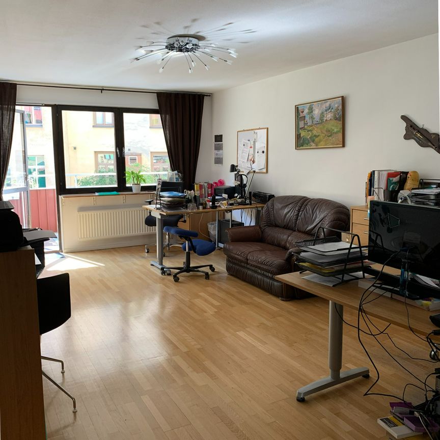 Välplanerad funkislägenhet mitt i stan - Photo 1