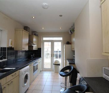 4 bedroom private hall to rent - Photo 3