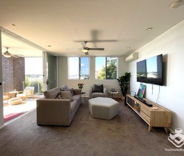 Beautiful Two Bedroom Apartment in Emerald Lakes - Photo 6