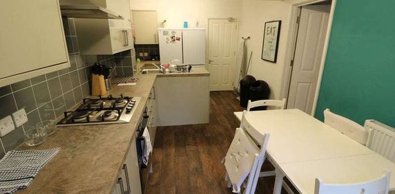 OX Living is proud to present this high-quality 6-bedroom co-living property, perfect for working professionals looking for stylish, stress-free living. Room 2 - Photo 2