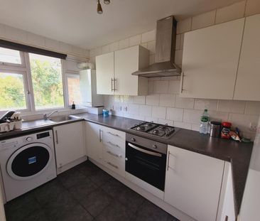 2 Bed Flat, Courtney Towers, IG2 - Photo 4