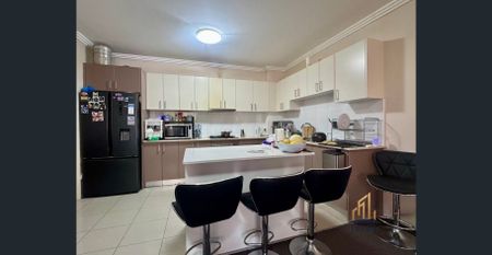 SPACIOUS TWO-BEDROOM APARTMENT - CLOSE TO TRAIN STATION - Photo 3