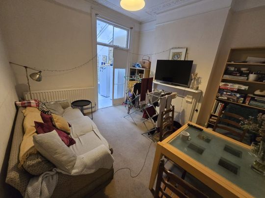 Room in a Shared House, Herndon Road, SW18 - Photo 1