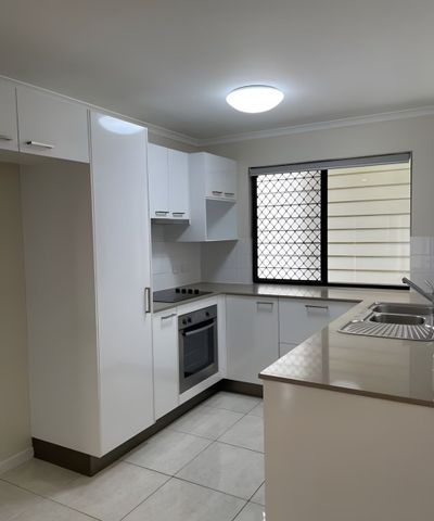 Fully Air-Conditioned Modern Unit Awaits in Beaconsfield! - Photo 5