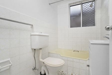 Well-Presented Two-Bedroom Apartment with Double Lock-Up Garage - Photo 5