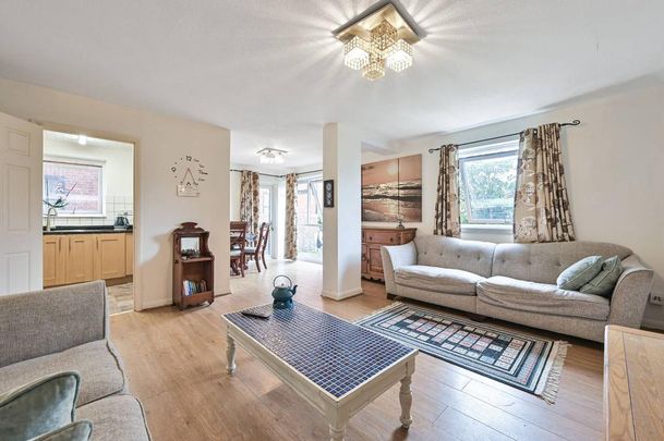 3 bedroom flat to rent - Photo 1