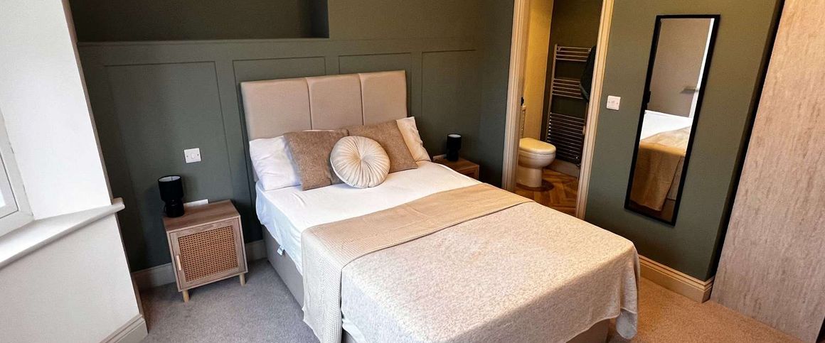 Queens Drive Room 5 - Photo 1