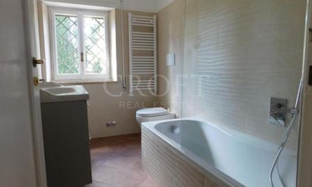 Appia Antica-Villa: 300mq. Beautiful Tuscan style villa, large private garden. Spacious reception, dining, 4 bedrooms, 4 baths, fireplaces, maid’s quarters, parking, silent, secure. Ref 969 - Foto 5