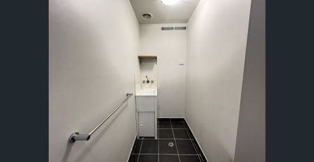 2 Bedroom Apartment with Park Views - Photo 2