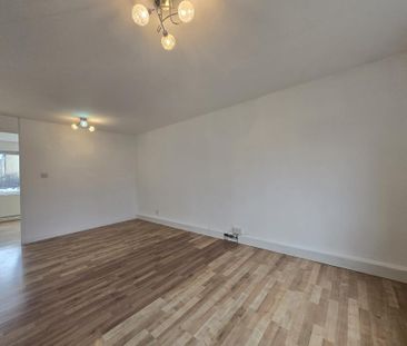 4 bedroom flat to rent - Photo 2