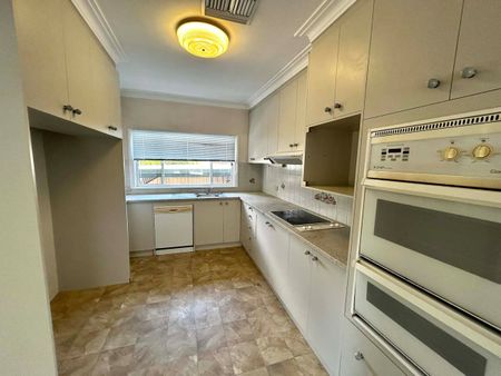 AT HOME ON OAK STREET - Photo 5