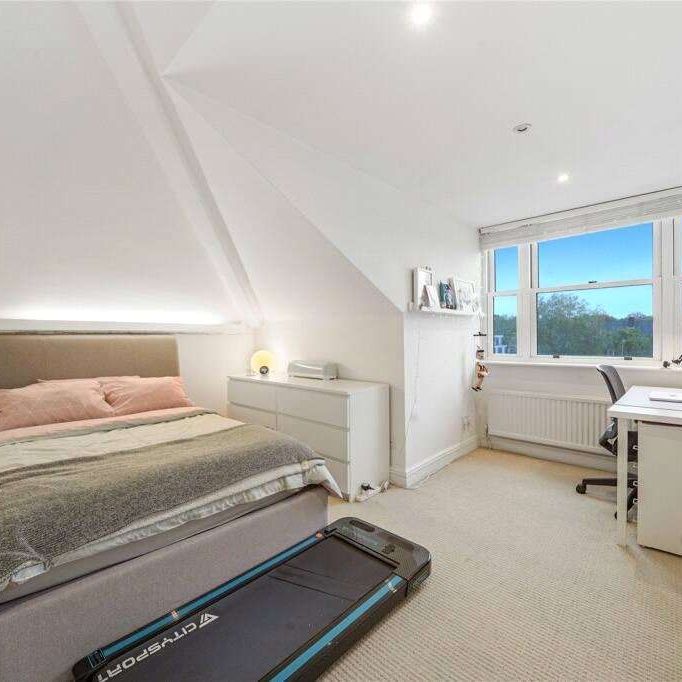 SHORT LET - Arranged over the top two floors of this well-maintained period conversion, and offering in excess of 1,200 sq ft, is this stylish & modern three bedroom, two bathroom apartment. - Photo 1