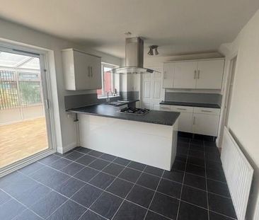 3 bedroom link detached house to rent - Photo 3