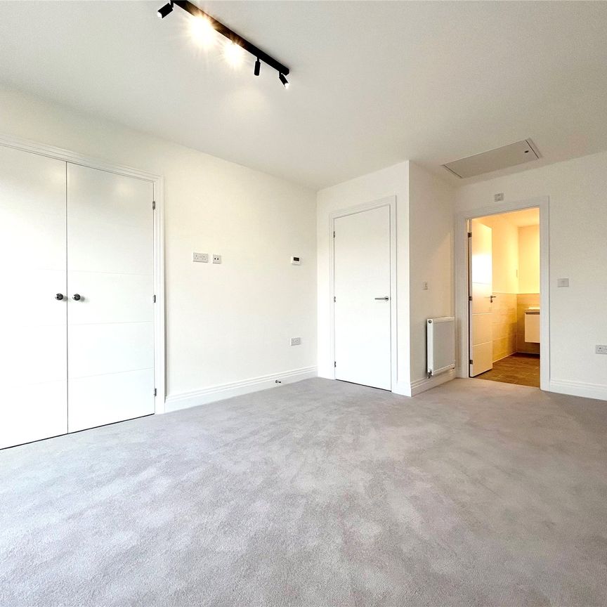 3 bedroom House in Collins Walk, Crowthorne - Photo 1