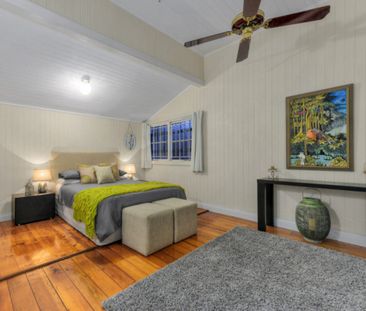 FABULOUS CHARACTER HOME IN CENTRAL SPRING HILL LOCATION WITH INGROU... - Photo 4