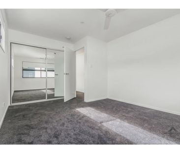 SPACIOUS FOUR BEDROOM TOWNHOUSE - Photo 6