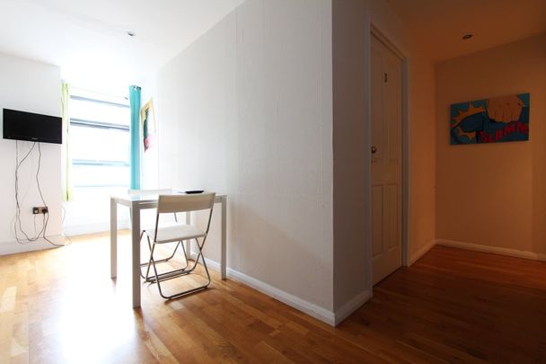 Room in a Shared Flat, Copenhagen Place, E14 - Photo 1