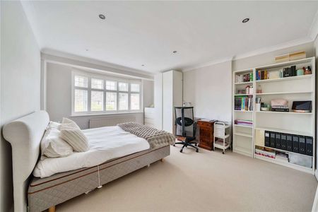 A well-proportioned and immaculately presented family home set within a popular location. - Photo 5