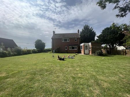 3 bedroom detached house to rent - Photo 3