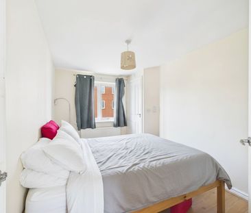 2 bedroom Maisonette in Regis Park Road, Reading - Photo 2