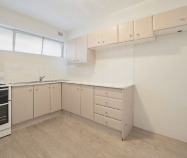 LIGHT AND AIRY 2BEDROOM APARTMENT - GREAT LOCATION - Photo 1