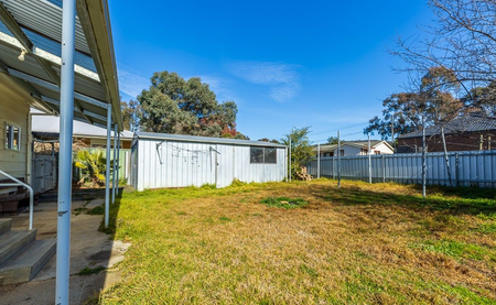 Prime Location Opposite Albury Golf Course - Spacious Family Home - Photo 5