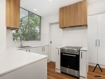 Quiet, Spacious apartment in a great location - Photo 3