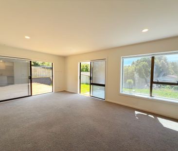 Spacious 5-Bedroom Family Home in Howick - Photo 4