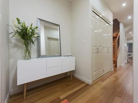 Elegant, stylish home - Located right in the heart of Yarraville Village - Photo 2