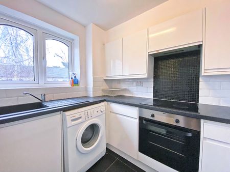 Ascot Court, Aldershot, Hampshire, GU11 - Photo 4